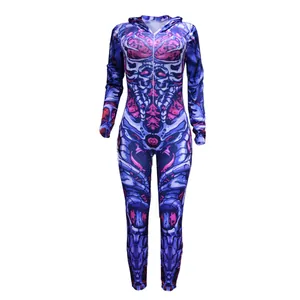 Detailansicht des gruseligen Skelett-Zombies-Drucks auf dem Halloween-Jumpsuit