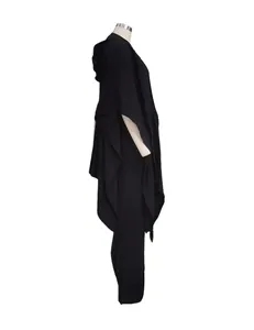 Seitenansicht eines schwarzen Loungewear-Sets aus Baumwollleinen mit asymmetrischem Saum