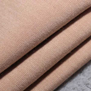 Nahaufnahme des hochwertigen altrosa Blazer-Stoffes mit feiner gewebter Textur-Detail