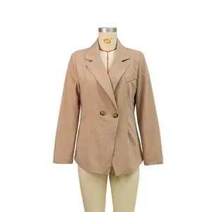 Ein stilvoller khakifarbener Damen-Profi-Blazer auf einem Schaufensterpuppen-Torso.