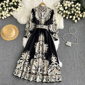 Robe chemise vintage élégante à manches longues avec imprimé baroque.