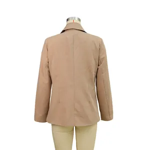 Detailansicht der Rückenverarbeitung eines klassischen beigen Damenblazer-Jackets