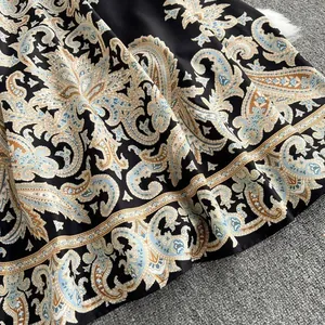 Vue détaillée en gros plan du motif cachemire vintage élégant sur le tissu de la robe