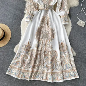 Robe chemise élégante à manches longues blanche avec imprimé cachemire et ceinture