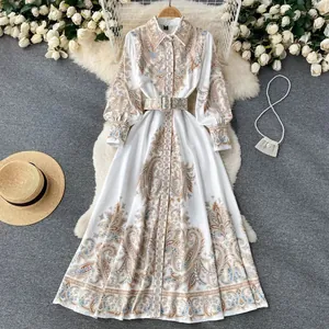Vue détaillée d'une robe chemise vintage à imprimé paisley, manches longues et ceinture.