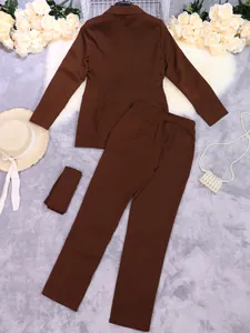 Gedetailleerd achteraanzicht van een elegant bruin tweedelig damespak met blazer
