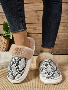 Primer plano de zapatillas con estampado de serpiente, forro de piel sintética y suela.