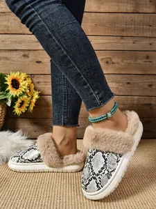Vista detallada de pantuflas de mujer con estampado de serpiente y forro de felpa