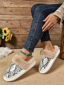 Vista detallada de zapatillas con estampado de serpiente, plataforma y piel sintética.