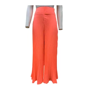 Detailansicht der eleganten, hoch taillierten, orangefarbenen, plissierten Weitbeinhose für Damen