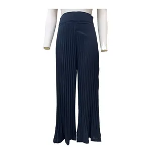 Detailansicht der hoch taillierten plissierten Hose mit weitem Bein in Marineblau.