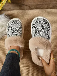 Vista detallada de las pantuflas de felpa para mujer con estampado de serpiente y pelo.
