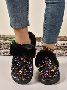 Primer plano de pantuflas de lentejuelas para mujer con ribete de felpa y suela gruesa