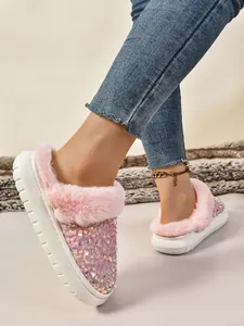 Detalle de zapatillas para mujer con suela gruesa, lentejuelas rosas y forro de pelo suave