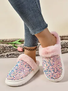 Primer plano de zapatillas de lentejuelas rosas con suelas gruesas y forro de pelo