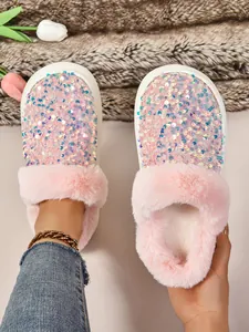 Detalle de las zapatillas rosas de lentejuelas con forro de felpa gruesa y suela suave