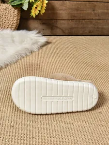 Detalle de suela antideslizante de zapatillas de invierno de piel sintética con talla