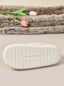 Vista detallada de la suela blanca antideslizante para estas zapatillas de invierno