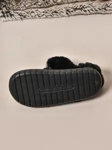 Vista de cerca de la suela antideslizante duradera en pantuflas de felpa con lentejuelas