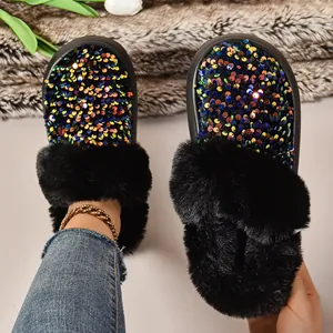 Glinsterende platform pantoffels met pailletten en zwarte imitatiebontkraag.