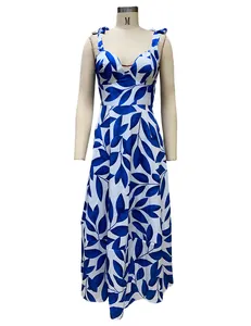 Vista completa del producto, vestido largo de verano con estampado de hojas azules.