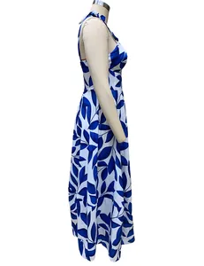 Vista lateral de un vestido largo con estampado de hojas azul y blanco en un maniquí