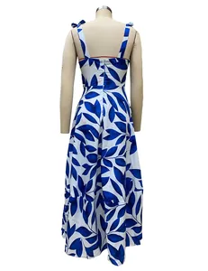 Vista trasera de un vestido largo de verano a cintura alta con estampado azul