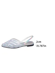 Dettaglio dei sandali piatti in mesh olografico con altezza del tacco di 2 cm.