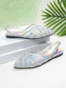 Vista dettagliata dei sandali slingback argento cangiante con mesh su blocchi bianchi