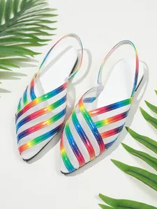 Dettaglio dei sandali piatti da donna in mesh arcobaleno con punta affusolata e cinturino