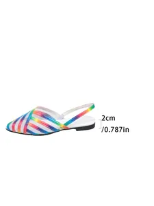 Dettaglio laterale di sandali piatti a punta in mesh arcobaleno con tacco di 2 cm