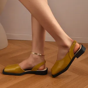 Vista macro dettagliata di eleganti sandali gialli da donna a punta quadrata con fibbia