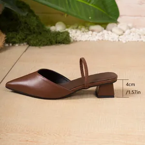 Eleganti sabot marroni a punta con tacco largo da 4 cm e dettaglio del cinturino