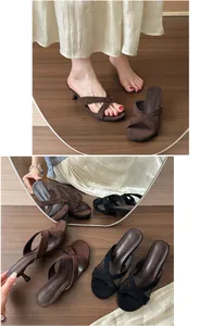 Sandali minimalisti con tacco alto e cinturini incrociati da donna in marrone e nero