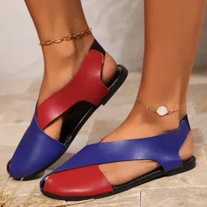 Detailansicht flacher Damen-Sandalen mit roten und blauen gekreuzten Riemen aus Leder