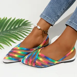 Sandali piatti da donna con rete arcobaleno e punta chiusa, perfetti per la spiaggia estiva.