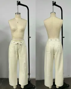 Vue avant et arrière du pantalon rétro crème à jambe droite avec cordon de serrage.