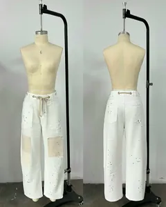 Vue détaillée de face et de dos d'un pantalon vintage blanc avec taches de peinture