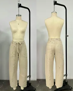 Vue détaillée du pantalon vintage à éclaboussures de peinture avec cordon de serrage.