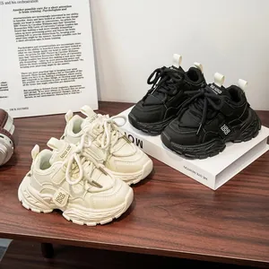 Baskets compensées stylées pour enfants en beige et noir avec des semelles en caoutchouc