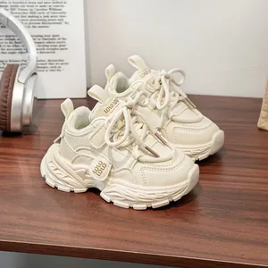 Vue rapprochée de baskets épaisses beiges pour enfants à semelles en caoutchouc