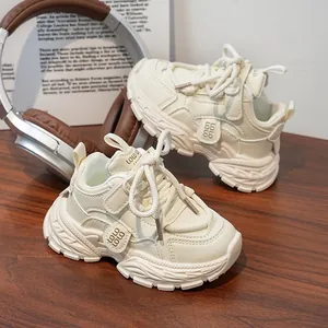 Gros plan détaillé de baskets compensées crème pour enfants sur une table en bois rustique