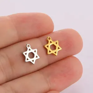 Vista detallada de pequeños colgantes de estrella hexagrama de acero para joyería artesanal