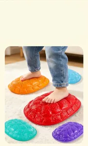 Detailweergave van de antisliptextuur op kleurrijke balansstenen voor kindertraining.