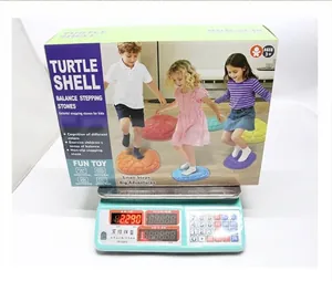 Set kleurrijke balansstenen voor kinderen met een gewicht van 2,29 kg op een weegschaal