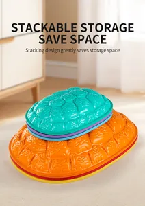 Detailweergave van stapelbare kleurrijke schildpadvormige stenen voor kinderen.