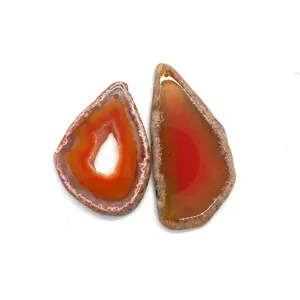 Detail von natürlichen unregelmäßigen Achat-Geoden-Anhängern in kräftigen Orange- und Rottönen
