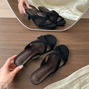 Sandali minimalisti neri con tacco e cinturino a incrocio per donna estivi