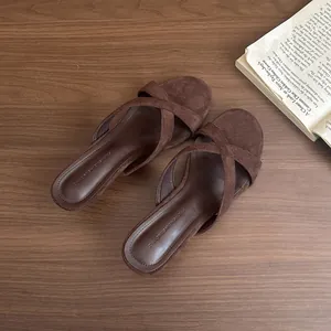 Sandali minimalisti marroni con tacco alto e cinturini incrociati per donna, sabot estivi