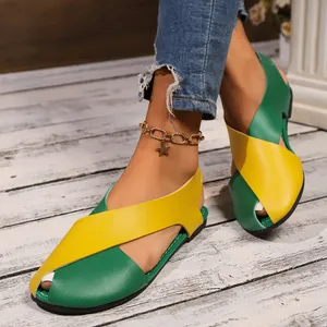 Detailansicht der grünen und gelben farbenfrohen Damen-Leder-Sandalen mit Kreuzriemen
